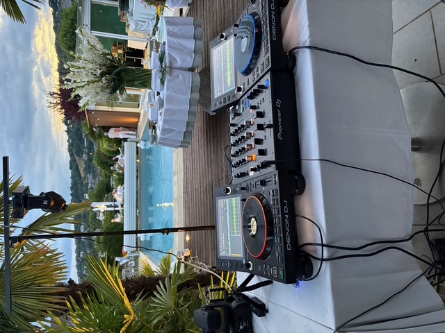 Ambiance lumineuse lors d’une soirée DJ en intérieur