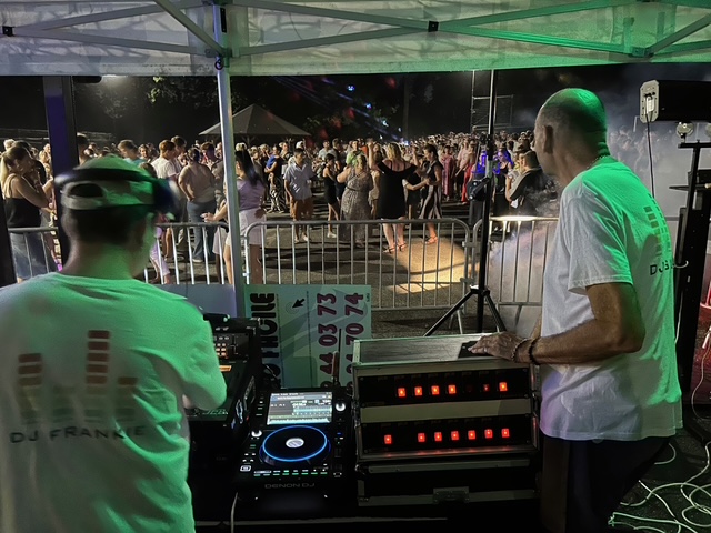 DJ anniversaire avec ambiance festive et éclairage coloré