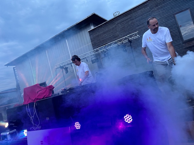 Animation DJ en bar et restaurant à Chambéry avec éclairage dynamique et musique d’ambiance