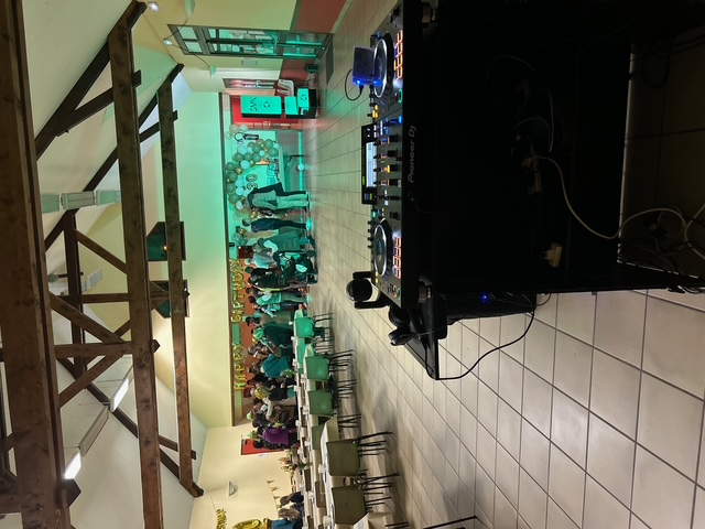 DJ anniversaire avec ambiance festive et éclairage coloré