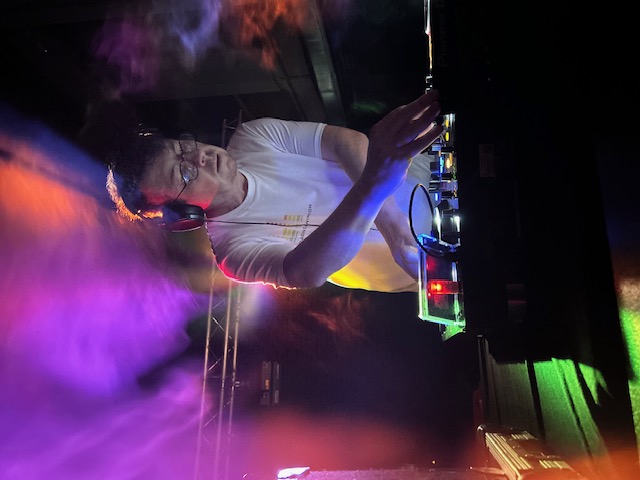 DJ animation soirée privée avec public sur la piste de danse