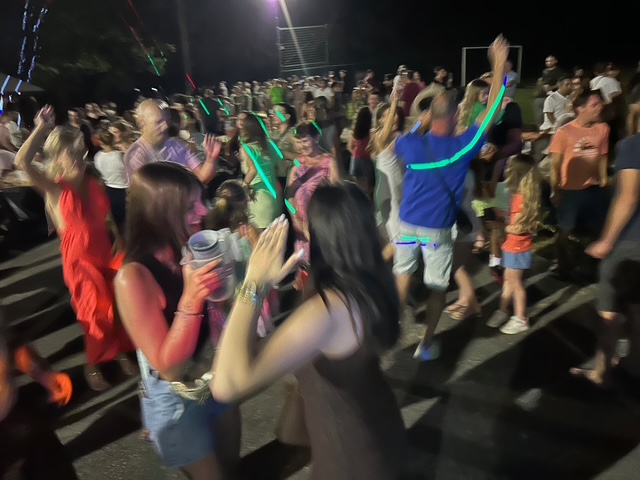 DJ animation soirée privée avec public sur la piste de danse