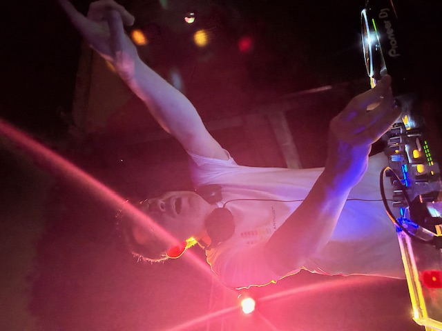 DJ anniversaire avec ambiance festive et éclairage coloré