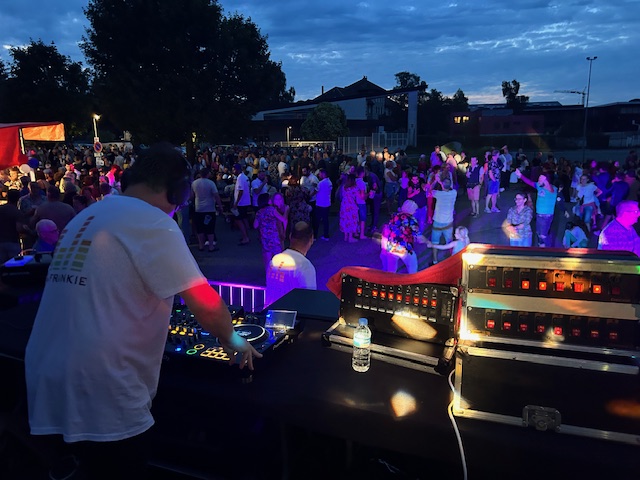 DJ animation pour soirée publique avec installation son et lumière professionnelle