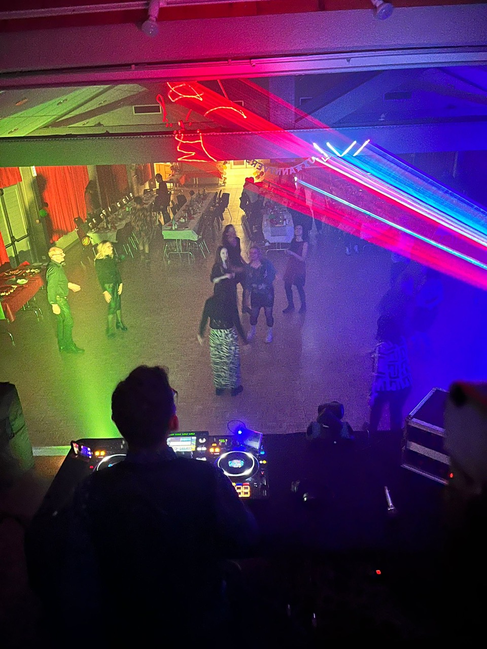 DJ animation soirée privée avec public sur la piste de danse