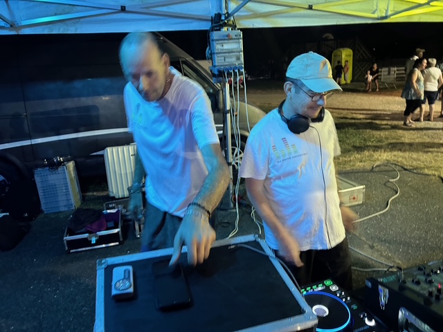 Ambiance lumineuse lors d’une soirée DJ en intérieur