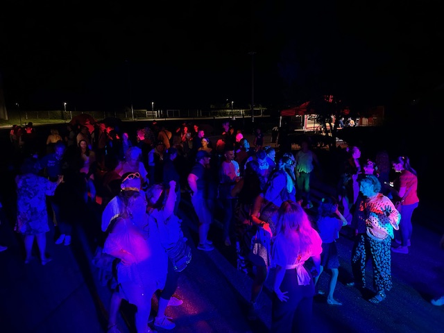 Animation DJ en bar avec éclairage d’ambiance et musique