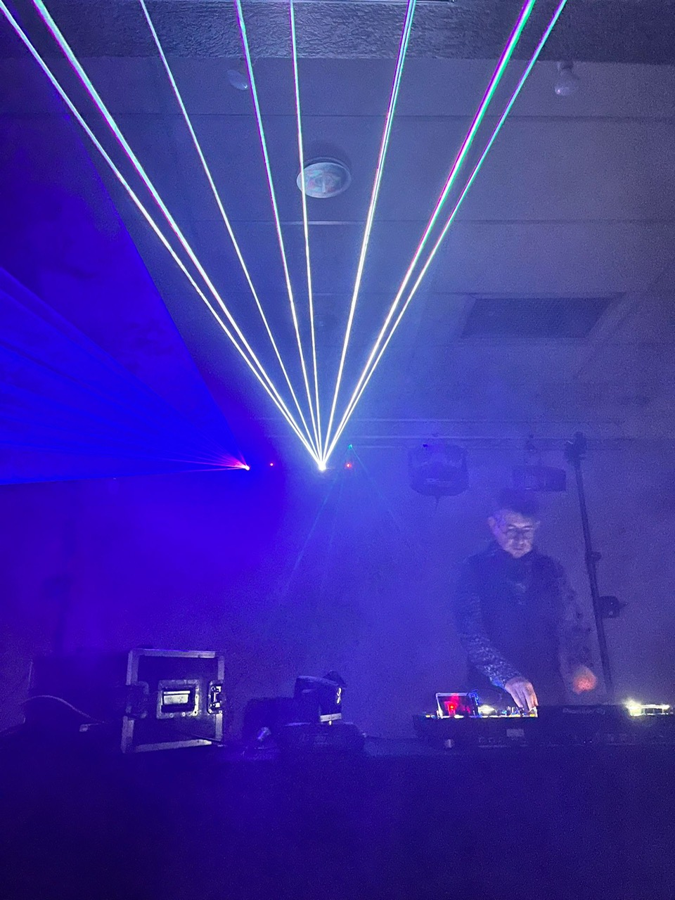 DJ anniversaire avec ambiance festive et éclairage coloré