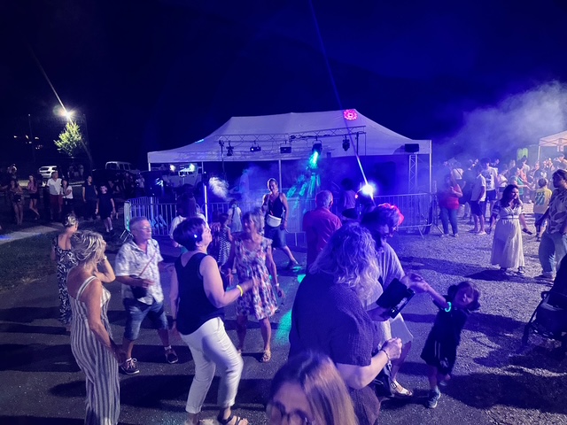 Animation DJ en bar avec éclairage d’ambiance et musique