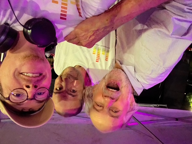 Ambiance lumineuse lors d’une soirée DJ en intérieur