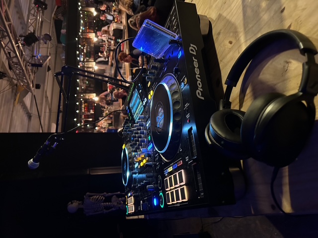 Animation DJ en bar avec éclairage d’ambiance et musique