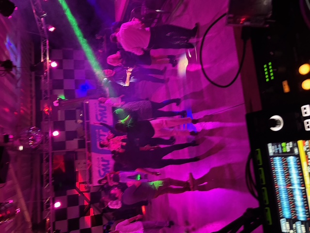 Animation DJ en bar avec éclairage d’ambiance et musique